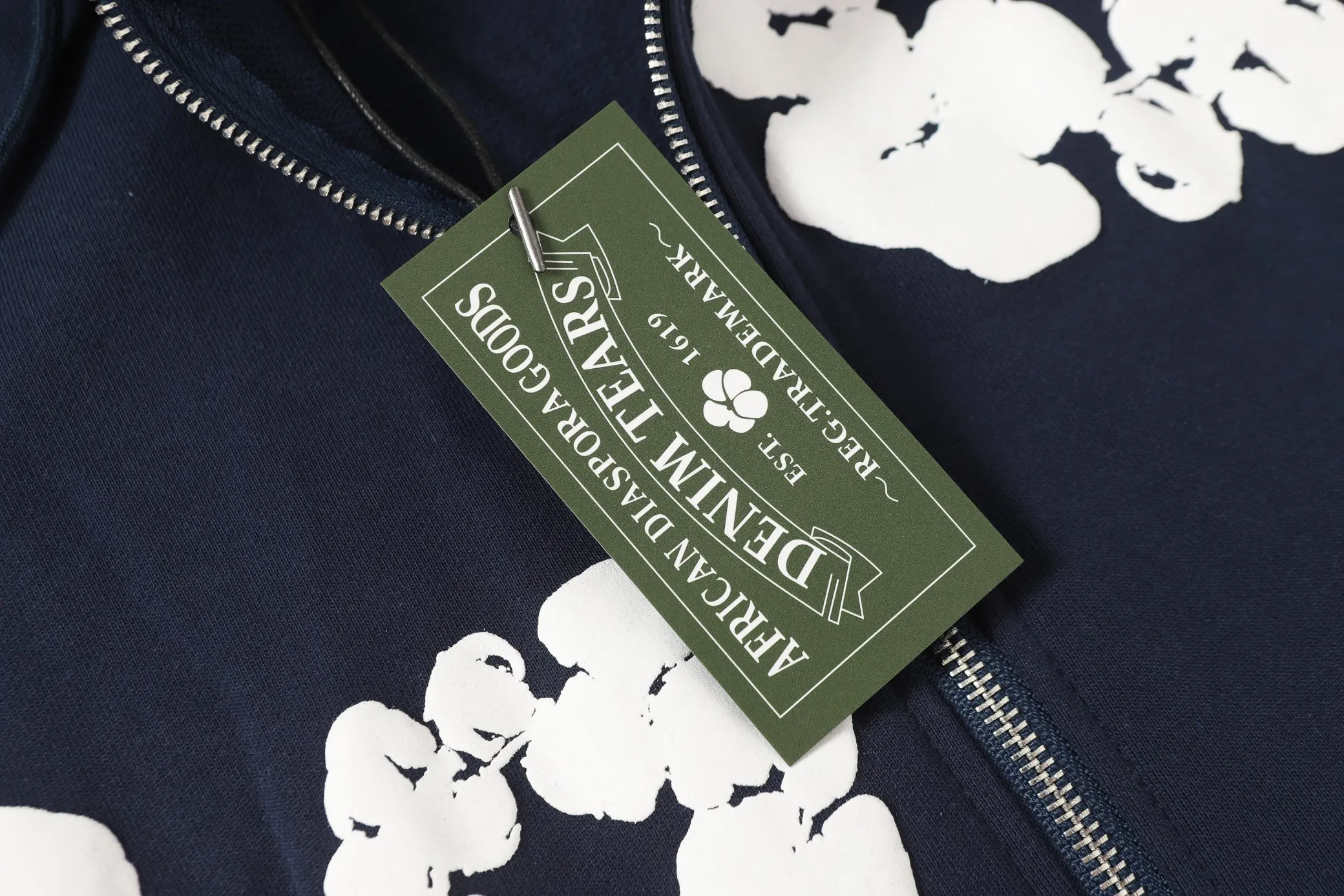 16 colors DENIM TEARS Kapok European and American trendy brand high-quality foam printed hooded sweatshirt jacket. Terry fabric weighs 380 grams. Threads are customized and dyed in the same color. Color Black Gray Blue Green Royal Blue Purple Red Orange Colorful Blue Pink White Sky Blue Brown Carbon Gray Black Gray White White Size S-XL